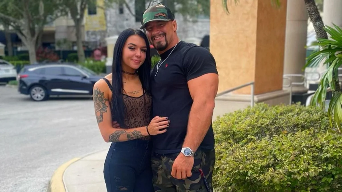 41 Real-Life WWE Couples In Pictures