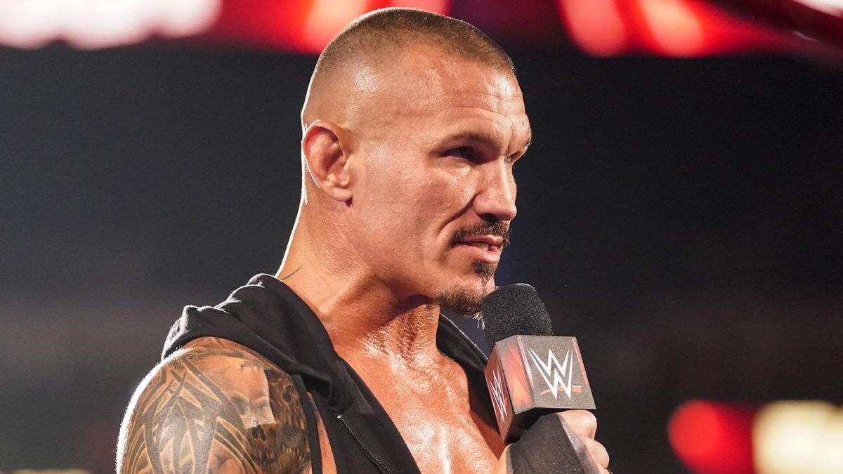 Watch Randy Orton Help Young Fan At WWE UK Live Event (VIDEO)