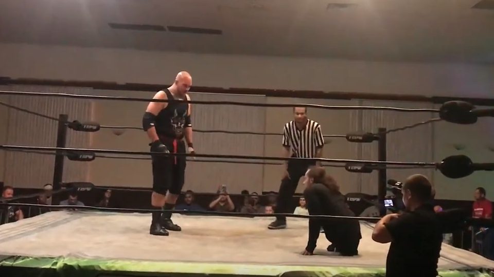 Legless wrestler goes viral in debut match