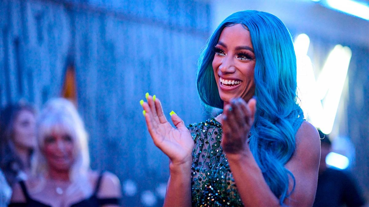 Sasha Banks Shows Off New Diamond Grill (PHOTOS)