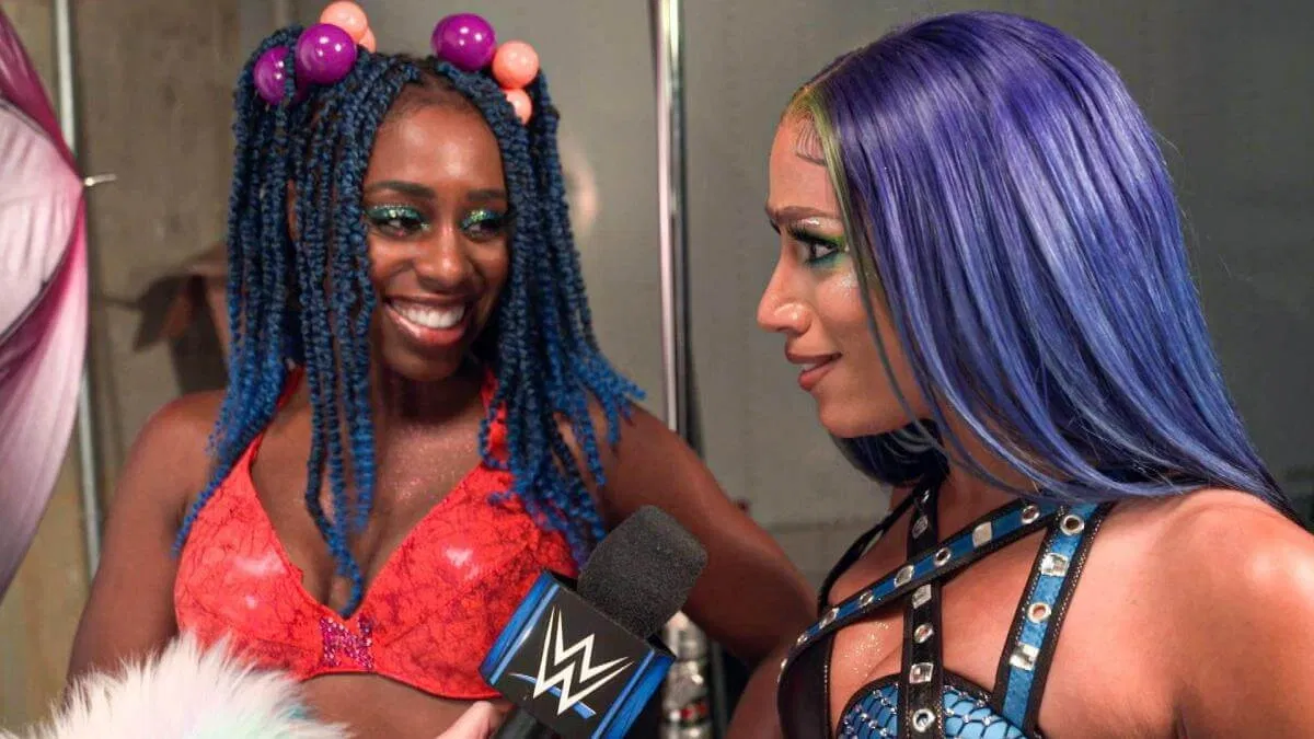 Naomi and Sasha Banks backstage