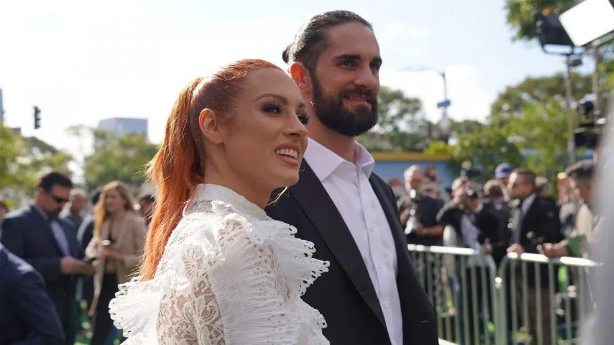 WWE Angola - Seth Rollins anuncia que ele e Becky Lynch se