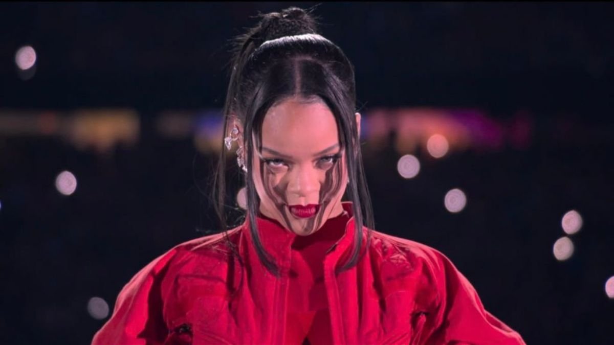 WWE Hall Of Famer Disgusted By Rihanna’s Super Bowl Performance