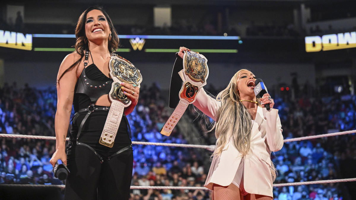 Trish Stratus returns, Lita & Becky Lynch capture WWE Women's Tag Titles on  Raw