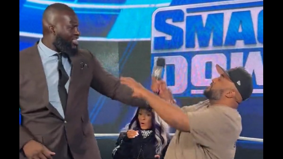 VIDEO: WWE’s Omos Attacks Social Media Influencer QueenzFlip Backstage At SmackDown
