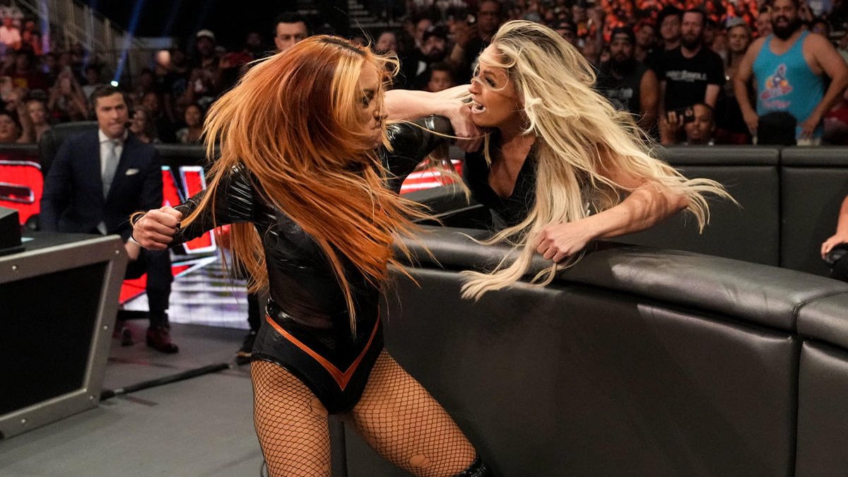 Becky Lynch vs. Trish Stratus – Steel Cage Match: photos