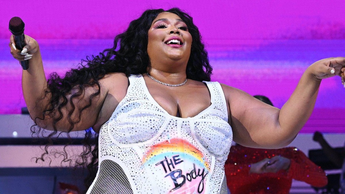 AEW Star Hilariously Reacts To Claims They’re Dating Lizzo