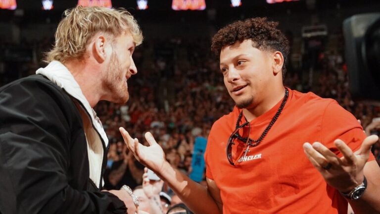 Logan Paul and Patrick Mahomes at WWE Raw ringside