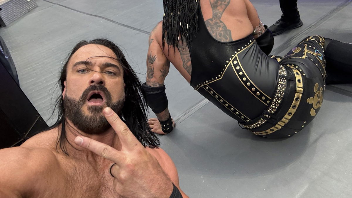Drew McIntyre Takes & Posts Selfie During WWE WrestleMania 41 Match